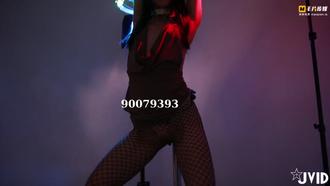  少女在拍摄跳钢管舞时突然性欲高涨直接和摄影师激情做爱！ 