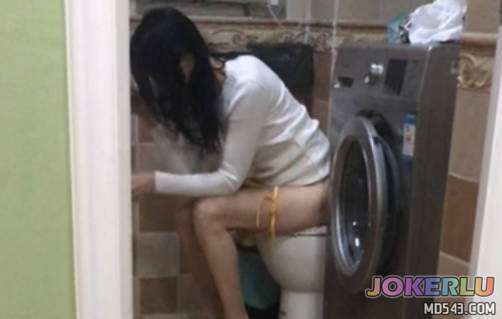  马桶上疯狂捅正在撒尿的老娘最后射在肚子上